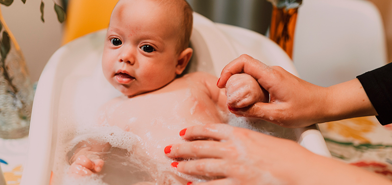 Al bañar al bebé debe hacerse con productos adecuados