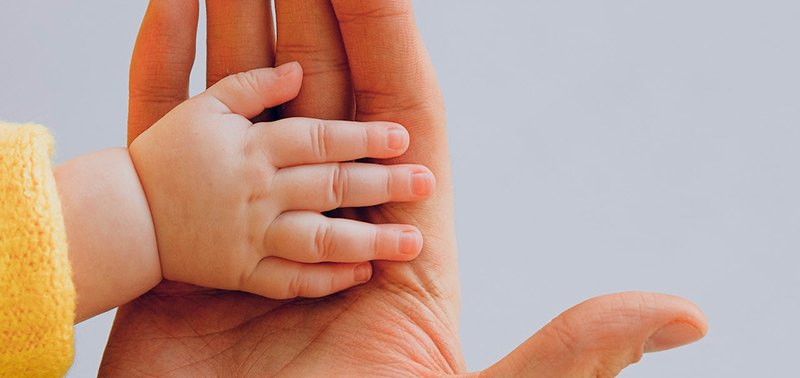 Cómo cortar las uñas del recién nacido  Criar con Sentido Común